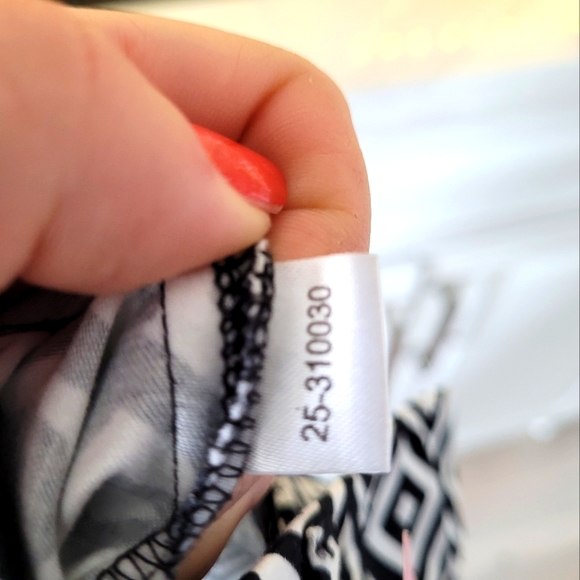 Ann Taylor Signature Size 8 pants black and white - Picture 6 of 7